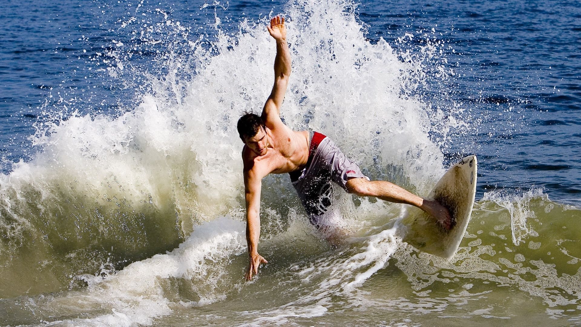 西甲：巴萨5-2战胜埃瓦尔，梅西送出多次助攻，巴萨5比2